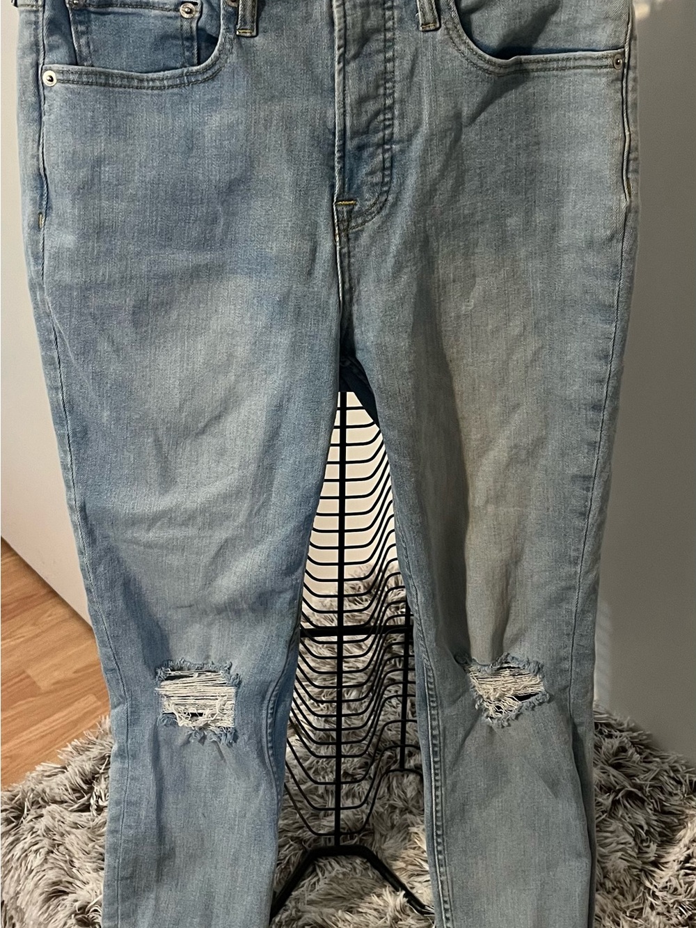 Women’s Light Wash Skinny Ripped Jeans